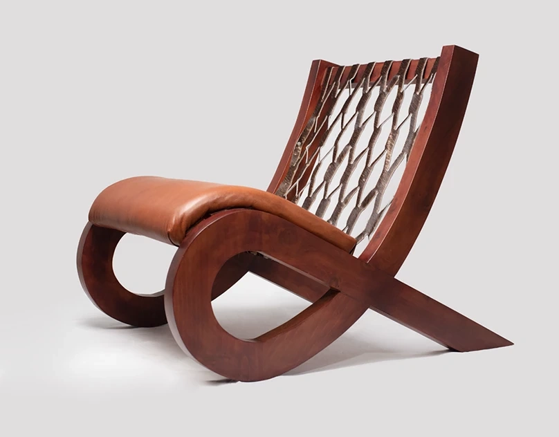 Silla Llano Infinito en madera, diseñada por Jorge Cañas